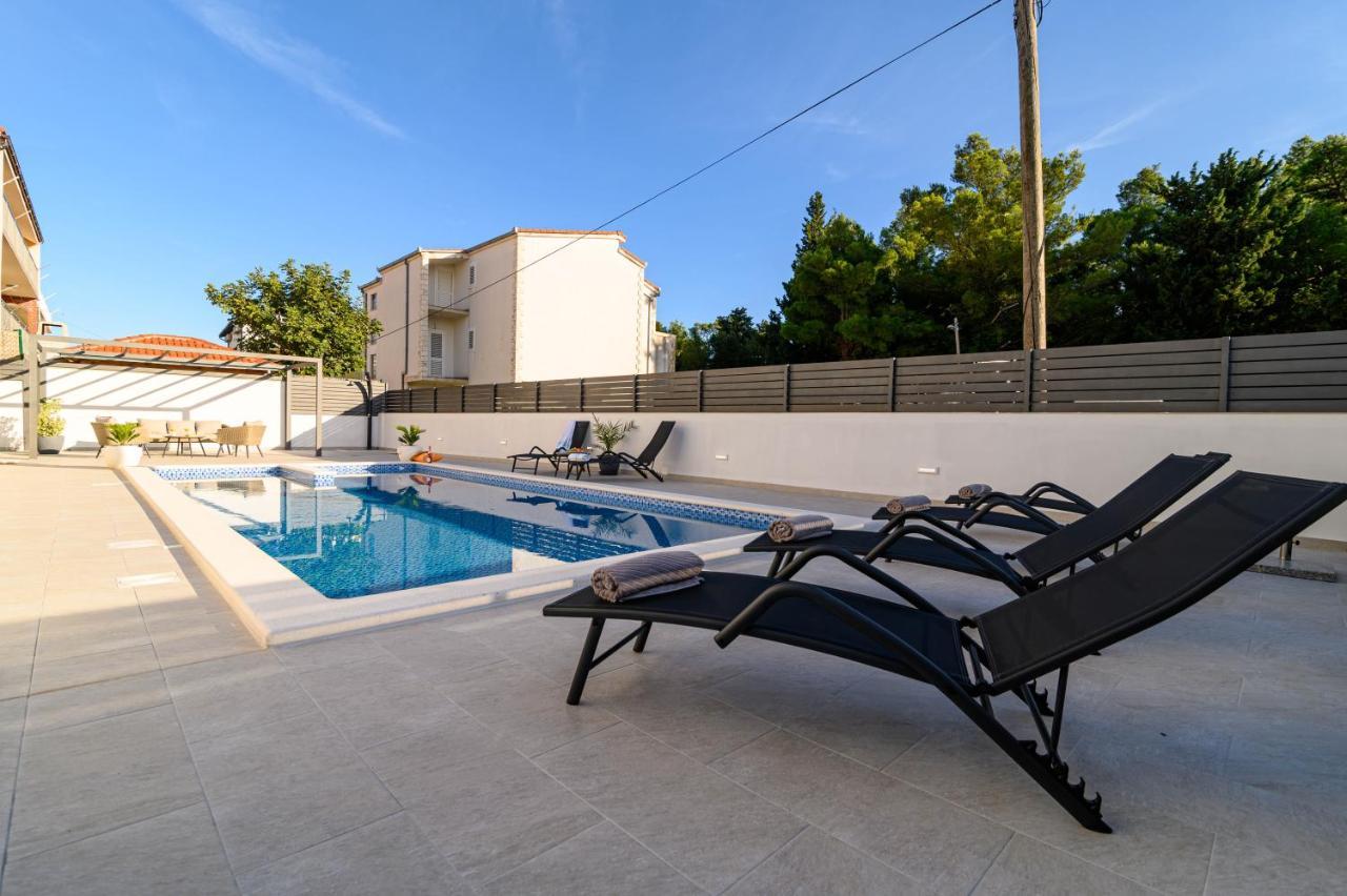 Villa Relax - Beautiful Apartment With Heated Saltwater Pool & Jacuzzi Kaštela Exterior foto