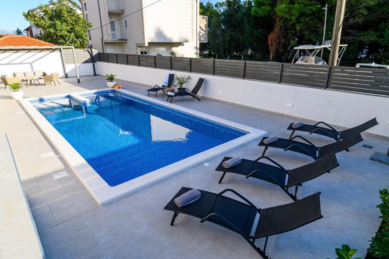 Villa Relax - Beautiful Apartment With Heated Saltwater Pool & Jacuzzi Kaštela Exterior foto