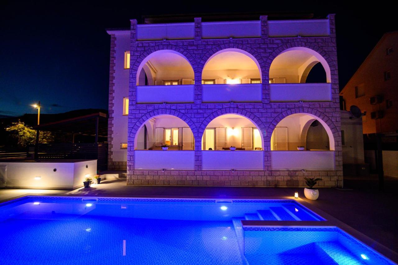 Villa Relax - Beautiful Apartment With Heated Saltwater Pool & Jacuzzi Kaštela Exterior foto